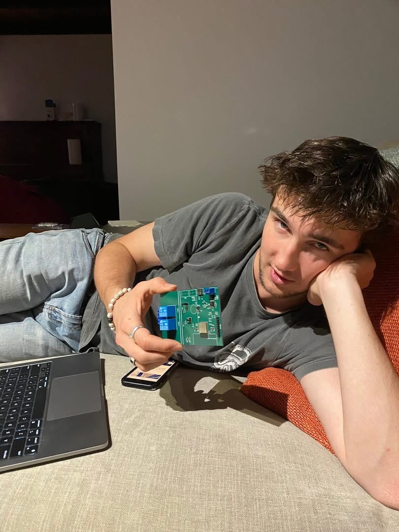 Standalone photovoltaic system build reference